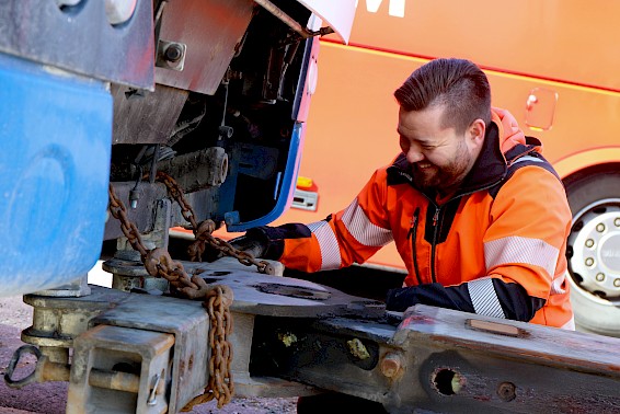 50 vuoden kokemus alalta varmistaa tehokkaan ja luotettavan hinauspalvelun vahvalla osaamisella.