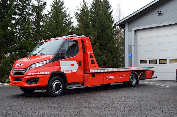 Towing service Hinauspalvelu Ojala Oy offers professional help in case of a technical problem or collision for every vehicle - 24/7 around the year!